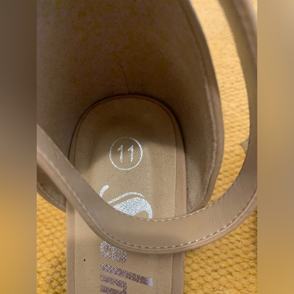 Women’s size 11 high heel shoes - Picture 3 of 4